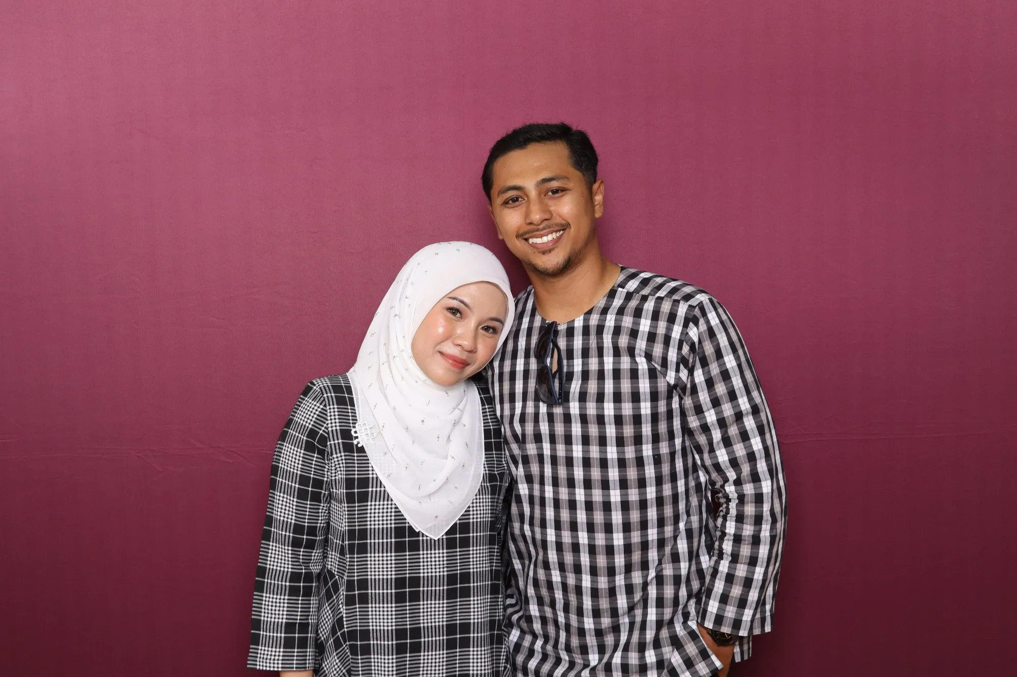 Aksi tetamu di depan backdrop photobooth pada majlis perkahwinan Farhan & Adilla di Dewan Dato' Seri Amar Diraja