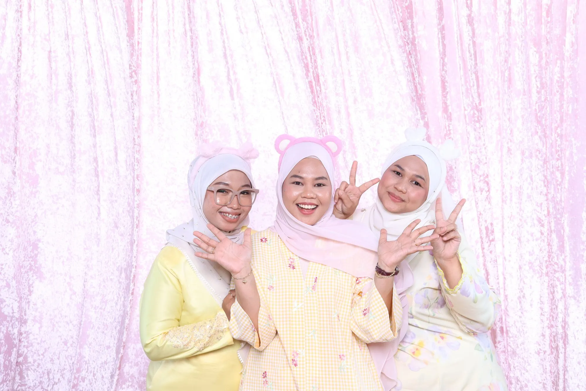 Aksi tetamu di depan backdrop photobooth pada majlis perkahwinan Fazlin & Ikhwan di House of Sanding