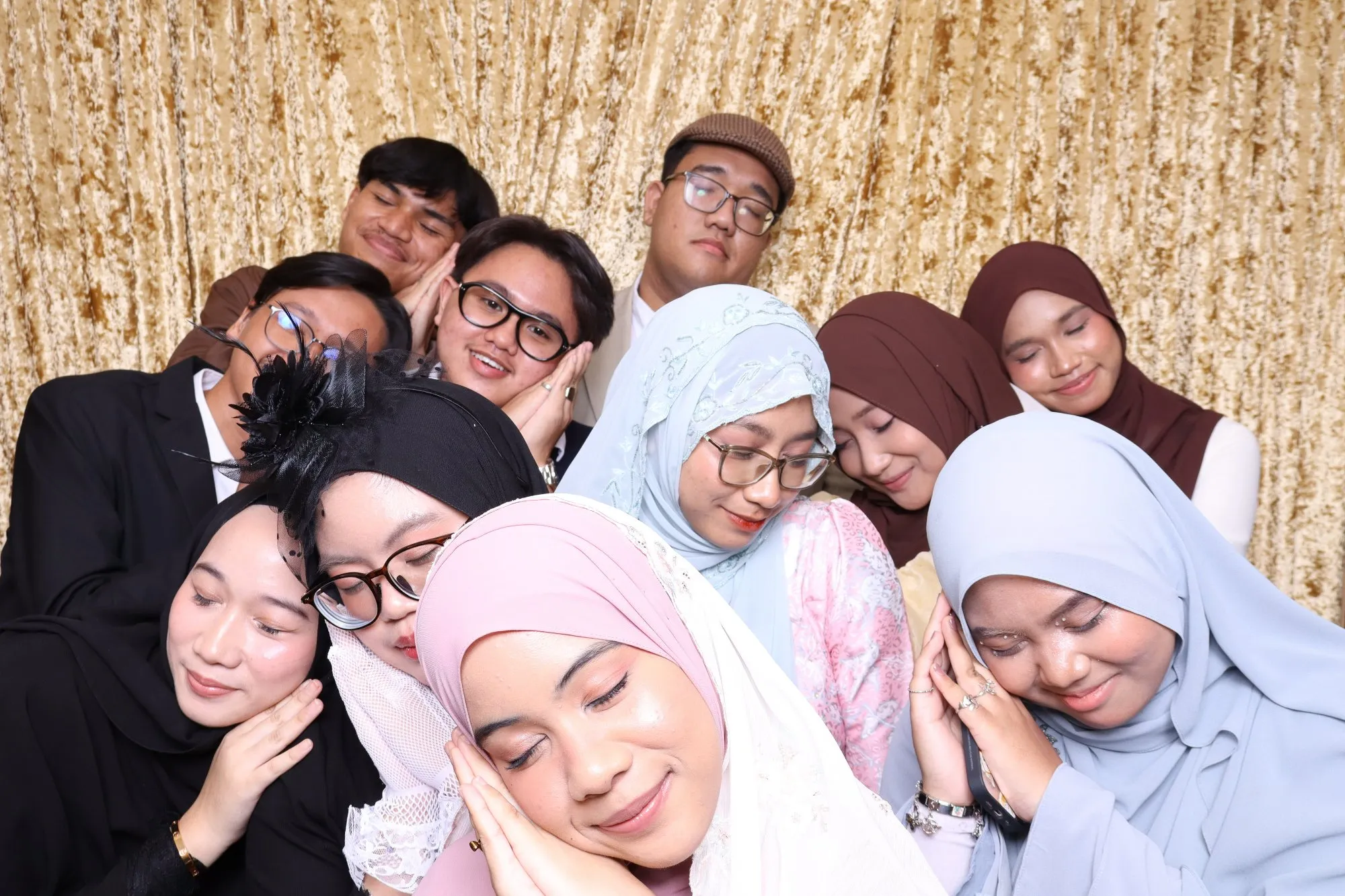 Aksi tetamu di depan backdrop photobooth pada makan malam tahunan Economics Students' Society Annual Grand Dinner di Sri Manja Boutique Hotel
