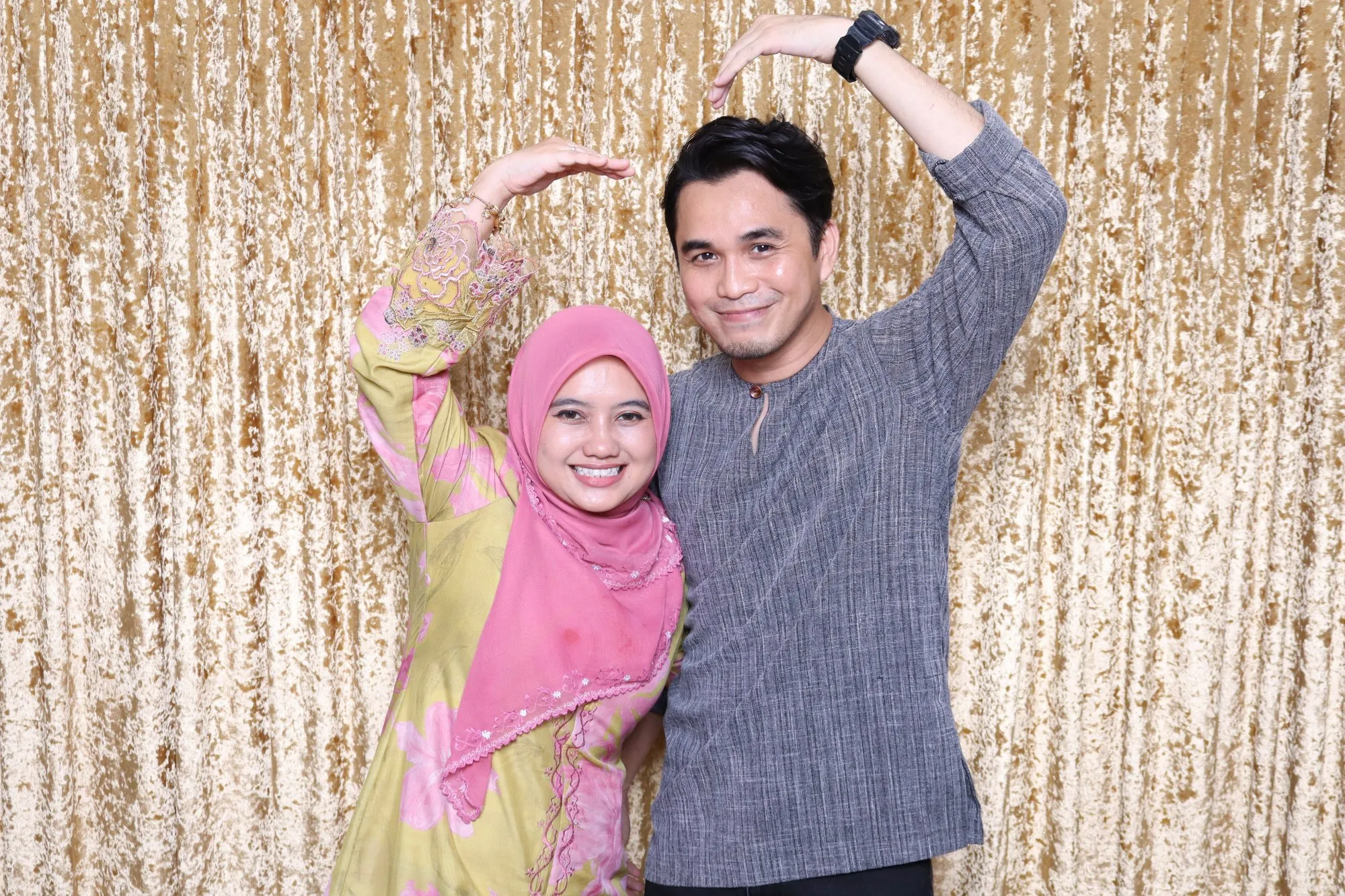 Aksi tetamu di depan backdrop photobooth pada rumah terbuka hari raya Satu Malam Sejuta Kenangan Raya @ KotaSAS Lakefront di KotaSAS Lakefront