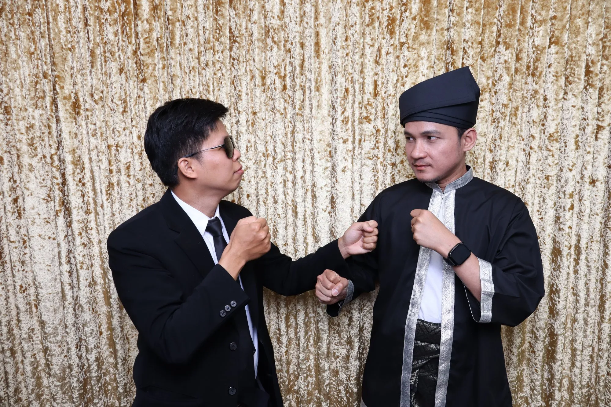 Aksi tetamu di depan backdrop photobooth pada makan malam tahunan Starstruck Gala Night Bersama Bahagian Akaun JPM di Royale Chulan