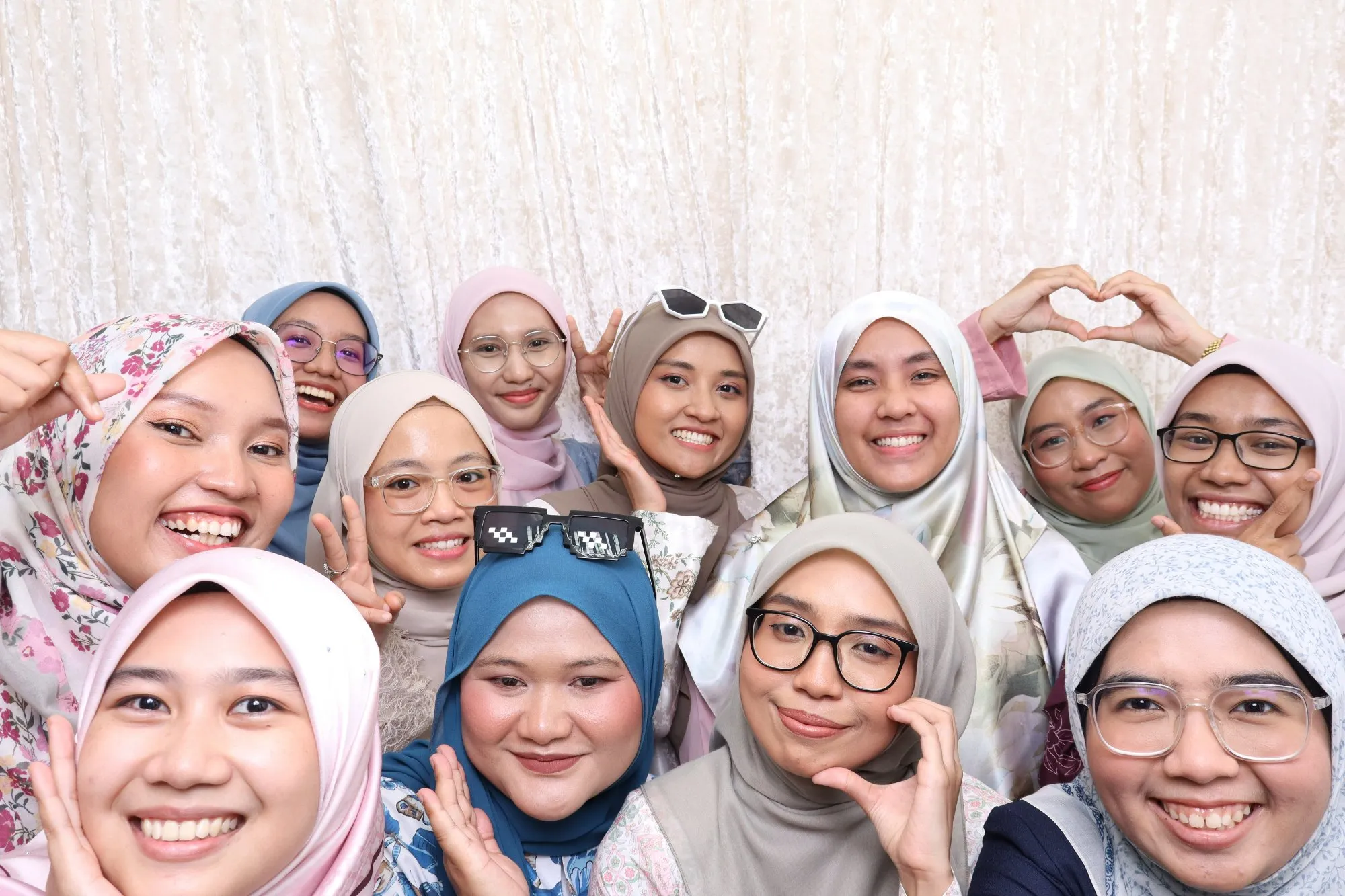 Aksi tetamu di depan backdrop photobooth pada majlis perkahwinan Aliff & Nurzahidah di Dewan Institut Pertanian