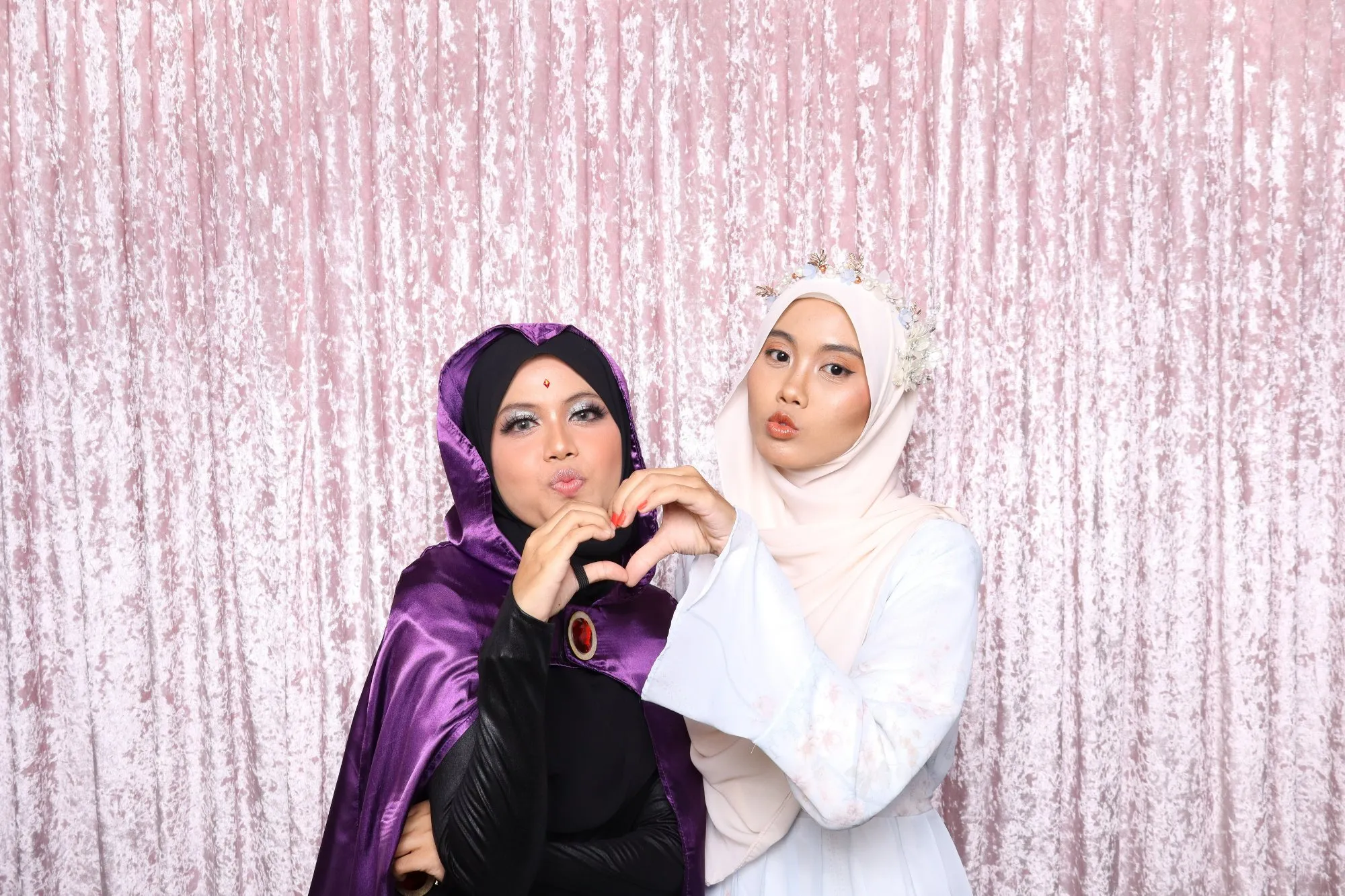 Aksi tetamu di depan backdrop photobooth pada makan malam tahunan Makan Malam Tahunan Perdana RX 21 • Alastair di D'Lamar Dia Jaya Gading
