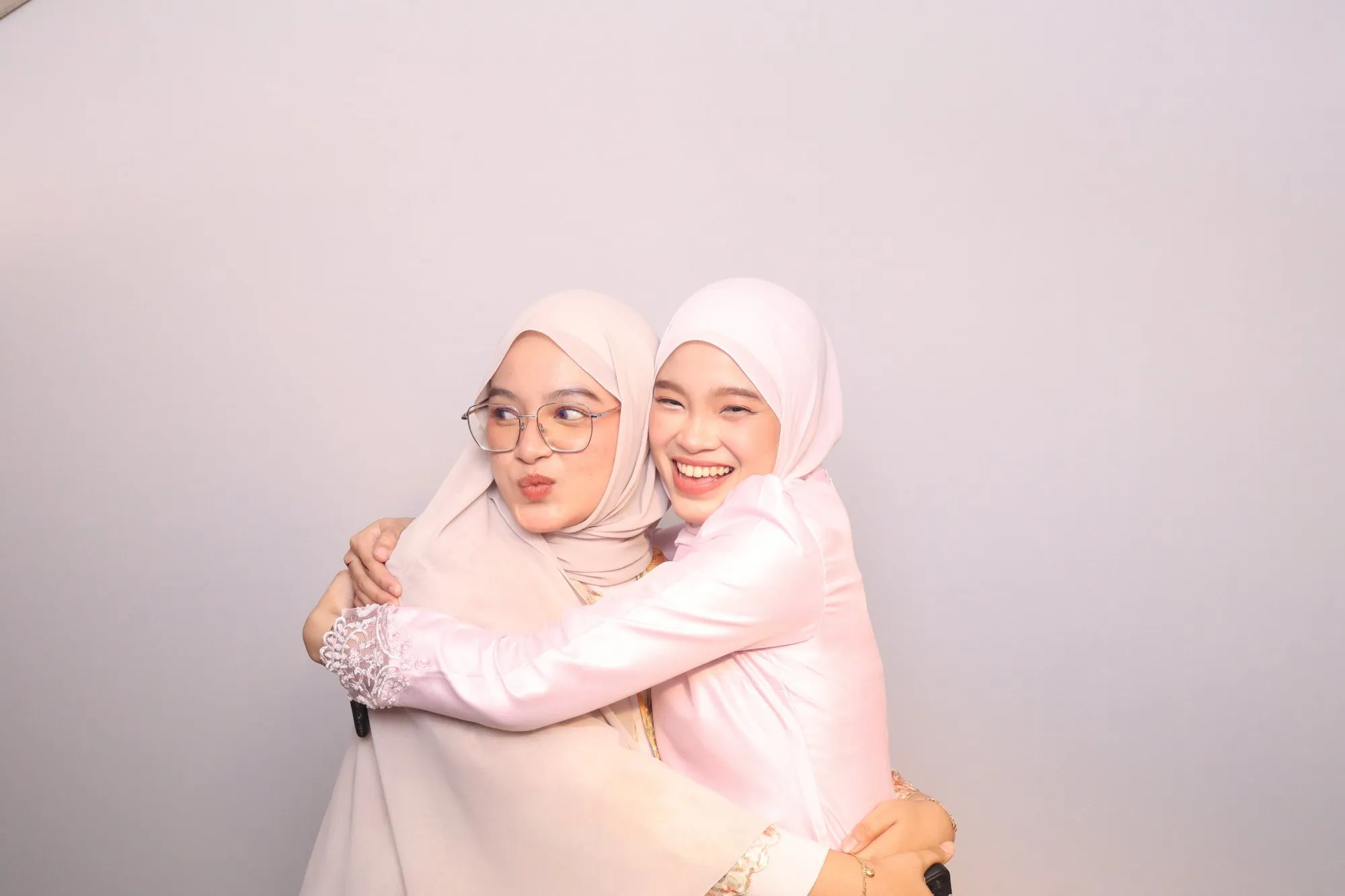 Aksi tetamu di depan backdrop photobooth pada majlis perkahwinan Syuhada & Amin di Rumah Abang Jamil, Balok