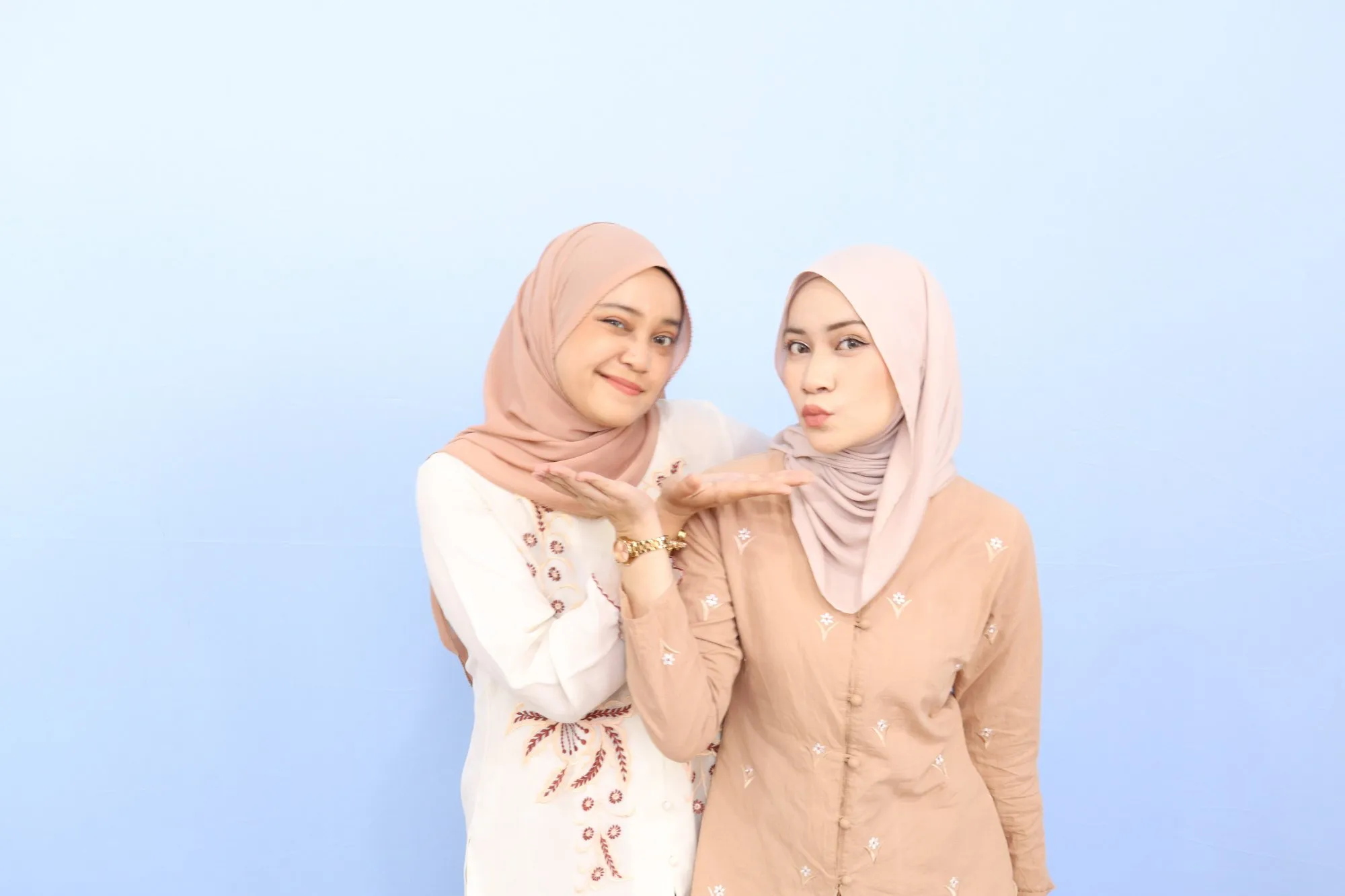 Aksi tetamu di depan backdrop photobooth pada majlis pertunangan Syamimi & Amar di Wisma Belia